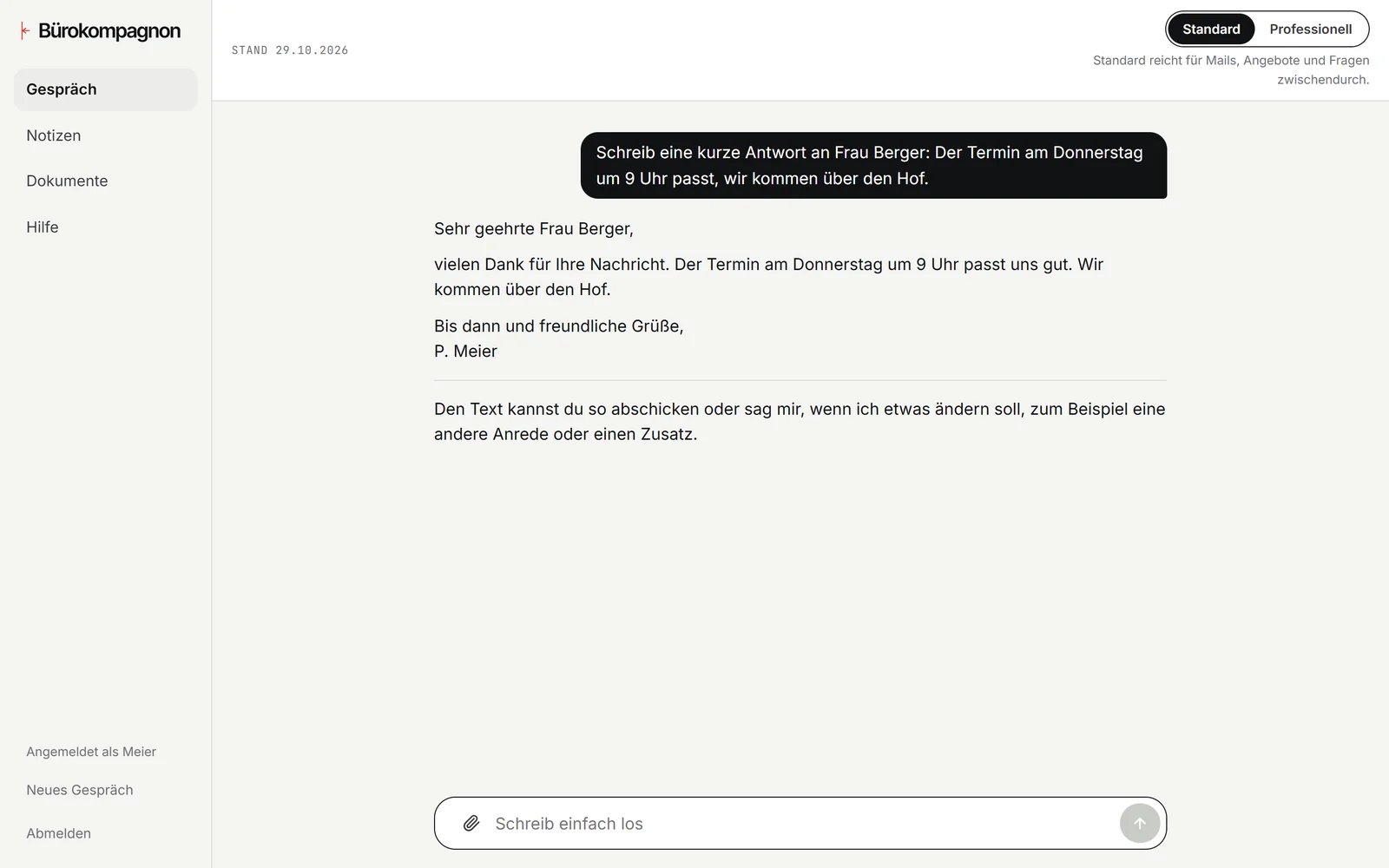 Arbeitsfläche Bürokompagnon am Rechner: Kurti schreibt eine kurze Antwort an eine Kundin